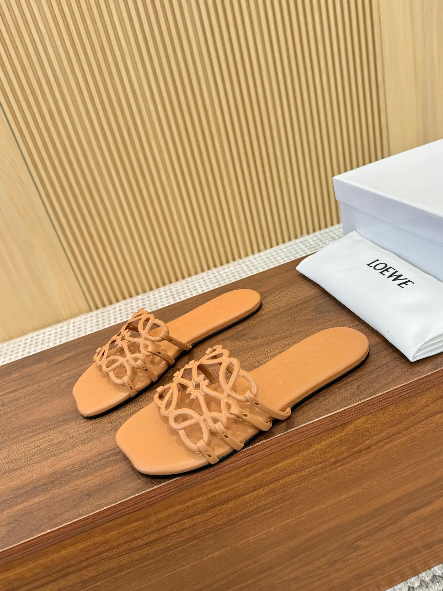 👟👟Ex-factory price 400👟👟 The latest 2025 LOEWE, summer limited edition hollow slippers, they are so beautiful on your feet! ! ! Highly recommended, a super lazy drag, the same style worn by celebrity bloggers! Fabric: Imported sheepskin (black, white, apricot, red, pink, five colors) Lining: Imported sheepskin Outsole: Genuine leather injection dyed bottom Number: 35-42